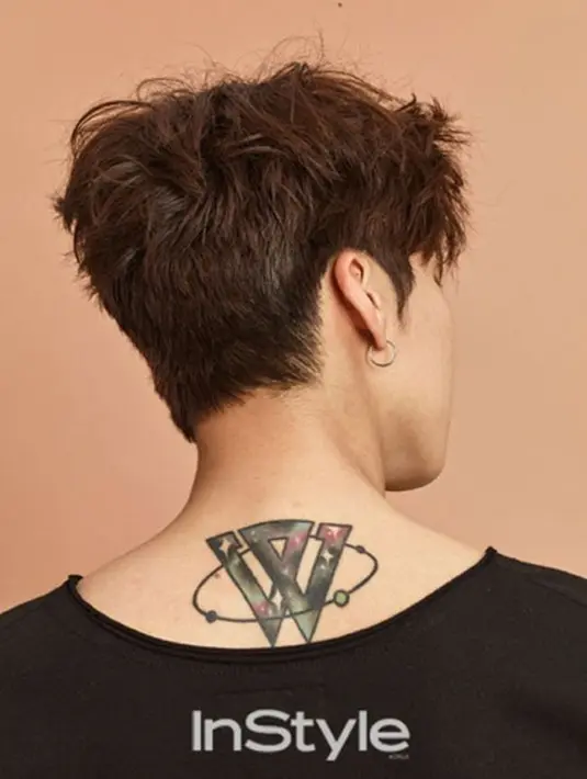 Lee Seunghoon dari WINNER mempunyai tato W di punggungnya. Tato ini dihiasi seperti galaksi. (Foto: koreaboo.com)