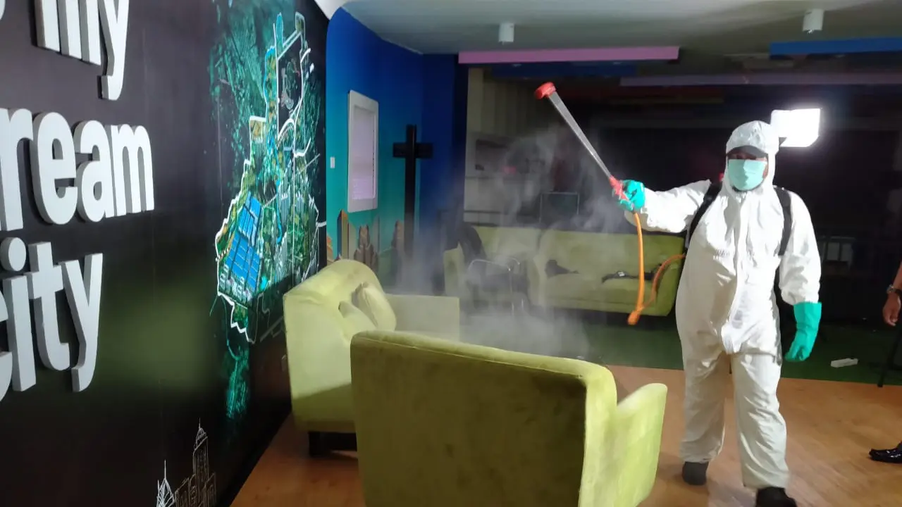 Pusat Pemerintahan Kota Tangerang disemprot cairan disinfektan