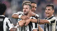 Para pemain Juventus merayakan gol yang dicetak Miralem Pjanic ke gawang Torino pada laga Serie A, Italia, di Stadion Allianz, Sabtu (23/9/2017). Juventus menang 4-0 atas Torino. (AP/Alessandro Di Marco)