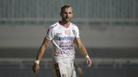 Striker Bali United, Ilija Spasojevic, memperhatikan rekannya saat melawan Tira Persikabo pada laga Shopee Liga 1 di Stadion Patriot Pakansari, Bogor, Kamis (15/8). Bali menang 2-1 atas Tira Persikabo. (Bola.com/Yoppy Renato)