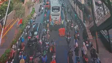 Bus Mogok Depan Halte Cawang Cikoko, Lalu Lintas Macet