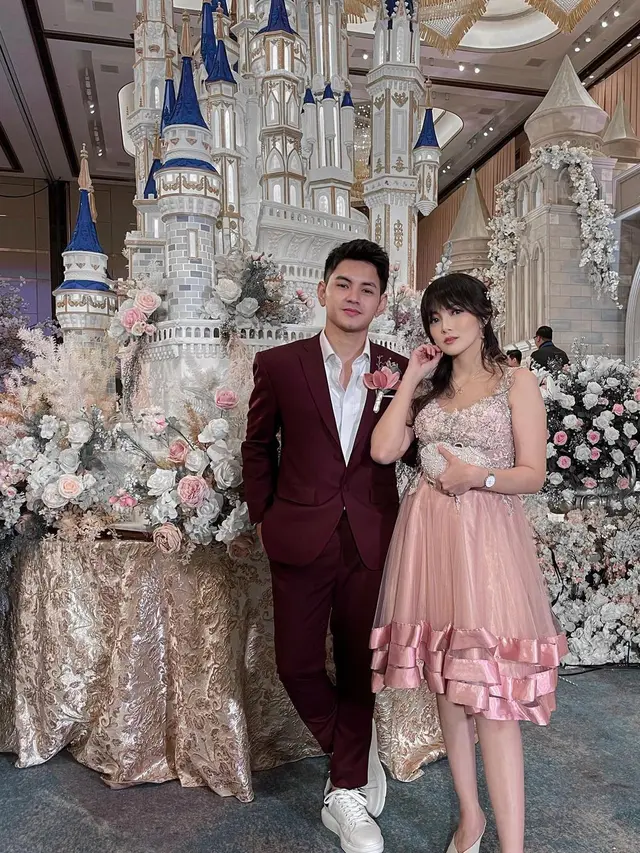 Hamil Anak Ketiga, Ini 6 Potret Nessa Alvyana dan Aditya Suryo Bak Masih Pacaran