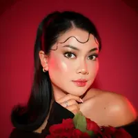 Dengan sapuan tangannya, Hanum sukses membuat tampilan dewy makeup yang elegan.