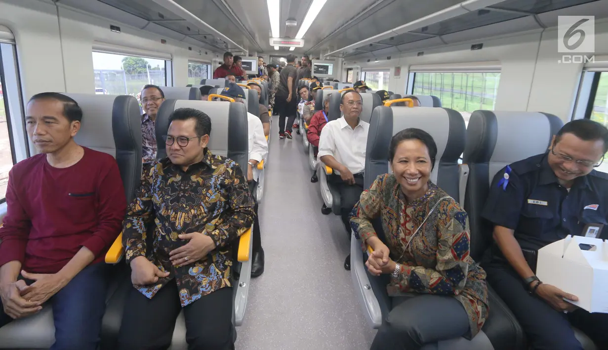 Presiden Joko Widodo (Jokowi) bersama rombongan menjajal dengan menaiki kereta menuju Stasiun Sudirman Baru, Selasa (2/1). Presiden Jokowi dan sejumlah Menteri Kabinet Kerja meresmikan pengoperasian KA Bandara Soekarno-Hatta. (Liputan6.com/Pool/Kurniawan)