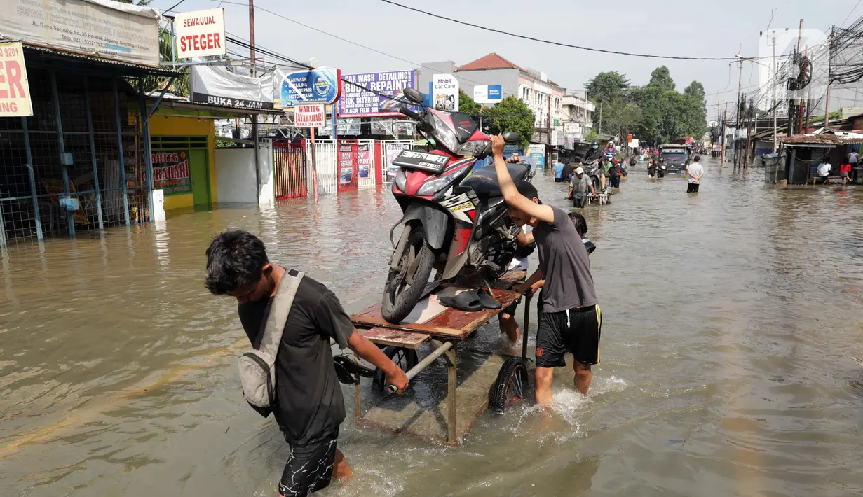 Hingga Selasa (8/7/2025), banjir masih menggenangi kawasan Jalan Raya Cipondoh, Kota Tangerang, Banten dengan ketinggian bervariasi. (Liputan6.com/Angga Yuniar)