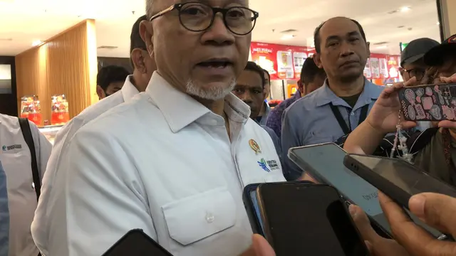 Menteri Perdagangan (Mendag) Zulkifli Hasan saat memantau harga beras ke Transmart Cempaka Putih, Jakarta, Senin (19/2/2024). (Foto: Liputan6.com/Tira S)