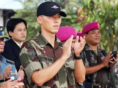 Artis Korea Selatan Hyun Bin ikut dalam demo militer di Brigif II Marinir, Cilandak, Jakarta Selatan, Kamis (6/10).