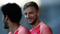 Gelandang Barcelona, Ivan Rakitic tersenyum saat mengikuti sesi latihan di Barcelona, Spanyol (17/9). Barcelona akan bertanding melawan PSV Eindhoven pada grup B Liga Champions di Nou Camp. (AP Photo/Manu Fernandez)