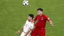 Aksi pemain Iran, Mehdi Taremi (kiri) mencoba menjangkau bola dari adangan pemain Portugal, Pepe pada laga grup B Piala Dunia 2018 di Mordovia Arena, Saransk, Rusia, (25/6/2018). Portugal dan Iran bermain imbang 1-1. (AP/Darko Bandic)