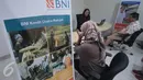Nasabah mengajukan persyaratan kredit di BNI Tanah Abang, Jakarta, Rabu (24/2). 2500 debitur tersebut meliputi KUR Mikro, KUR Ritel, dan KUR TKI. (Liputan6.com/Angga Yuniar)