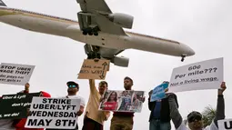 Sopir taksi online Uber dan Lyft menggelar protes di sebuah taman dekat Bandara Internasional Los Angeles, AS, Rabu (8/5/2019). Aksi protes ini dilakukan menjelang penjualan saham perdana atau Initial Public Offering (IPO) Uber. (AP Photo/Damian Dovarganes)