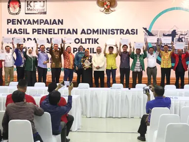 Ketua KPU Pusat Arief Budiman (tengah) foto bersama dengan perwakilan parpol usai hasil penelitian administrasi Pemilu 2019 di KPU Pusat, Jakarta, Jumat (17/11). KPU mengumumkan hasil penelitian administrasi Pemilu 2019. (Liputan6.com/Angga Yuniar)