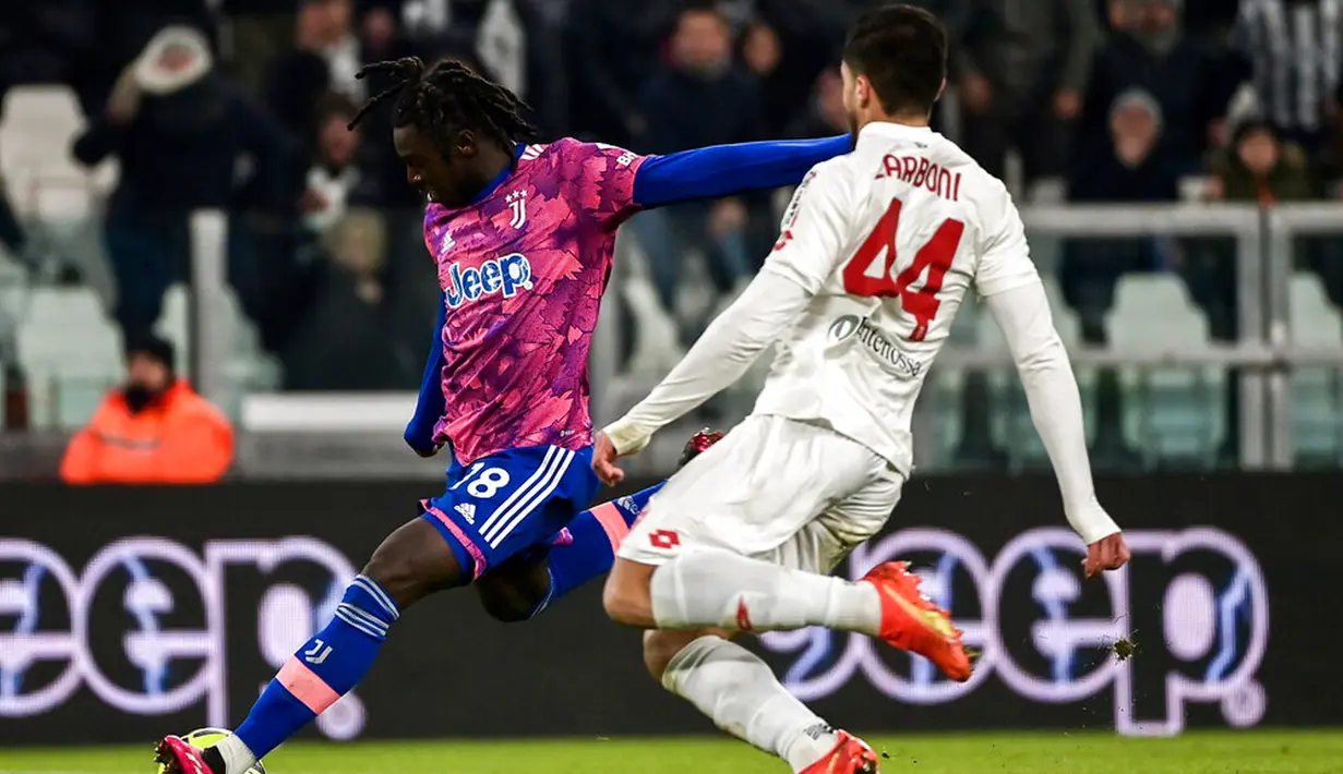 Pemain Juventus Moise Kean (kiri) menendang bola di depan pemain Monza Andrea Carboni pada pertandingan sepak bola babak 16 besar Coppa Italia di Stadion Juventus, Turin, Italia, 19 Januari 2023. Juventus menang 2-1 atas Monza. (Marco Alpozzi/LaPresse via AP)