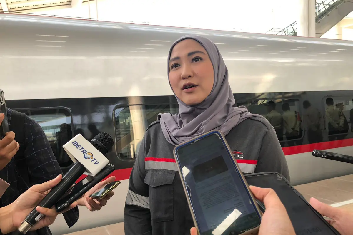Corporate Secretary Kereta Cepat Indonesia China, Eva Chairunisa  di Stasiun Tegalluar KCIC, Senin (9/10/2023). (Tira/Liputan6.com)