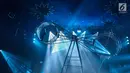 Pemain sirkus Oriental Circus Indonesia (OCI) berlatih akrobat dan trapeze jelang gelaran The Great 50 Show di Senayan, Jakarta, Rabu (12/12). The Great 50 Show akan dibuka pada 14 Desember  hingga 20 Januari 2019 di Jakarta. (Liputan6.com/Fery Pradolo)