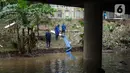 Petugas memasang pompa penyedot air di banjir yang menggenangi underpass Kemayoran, Jakarta, Senin (3/2/2020). Curah hujan tinggi menyebabkan banjir yang menggenangi kawasan tersebut lama surut sehingga menutup arus lalu lintas. (Liputan6.com/Immanuel Antonius)
