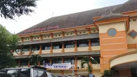 Dua pasien positif corona Covid-19 dari Kota Malang yang dirawat di RS Saiful Anwar Malang sudah sembuh dan boleh pulang untuk menjalani isolasi mandiri (Liputan6.com/Zainul Arifin)