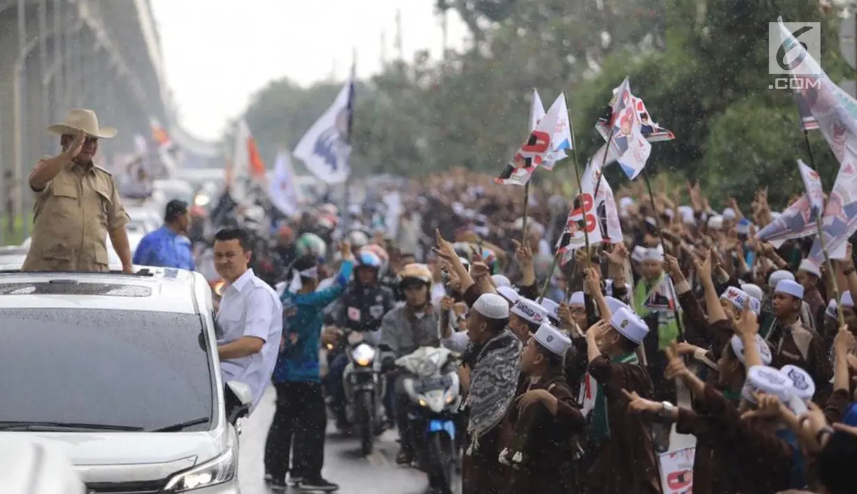 Calon presiden nomor urut 02 Prabowo Subianto menyapa pendukungnya saat menghadiri kampanye akbar di Lapangan Benteng Kuto Besak, Palembang, Rabu (9/4). (Liputan6.com/Pool/Media Prabowo Sandi)