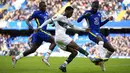 Pemain Plymouth Argyle Jordon Garrick (tengah) berebut bola dengan pemain Chelsea Malang Sarr (kiri) dan Antonio Rudiger pada putaran keempat Piala FA di Stadion Stamford Bridge, London, Inggris, 5 Februari 2022. Chelsea menang 2-1. (AP Photo/Matt Dunham)