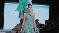 5 Pesona Beby Tsabina Saat Melenggang di Indonesian Fashion Aesthetic, Bak Peri Sedang Catwalk