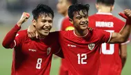 Selebrasi pemain Timnas Indonesia U-23, Witan Sulaeman (kiri) bersama Pratama Arhan setelah mencetak gol kedua ke gawang Yordania U-23 pada laga ketiga Grup A Piala Asia U-23 2024 di Abdullah bin Khalifa Stadium, Doha, Qatar, Minggu (21/4/2024). (AFP/Karim Jaafar)