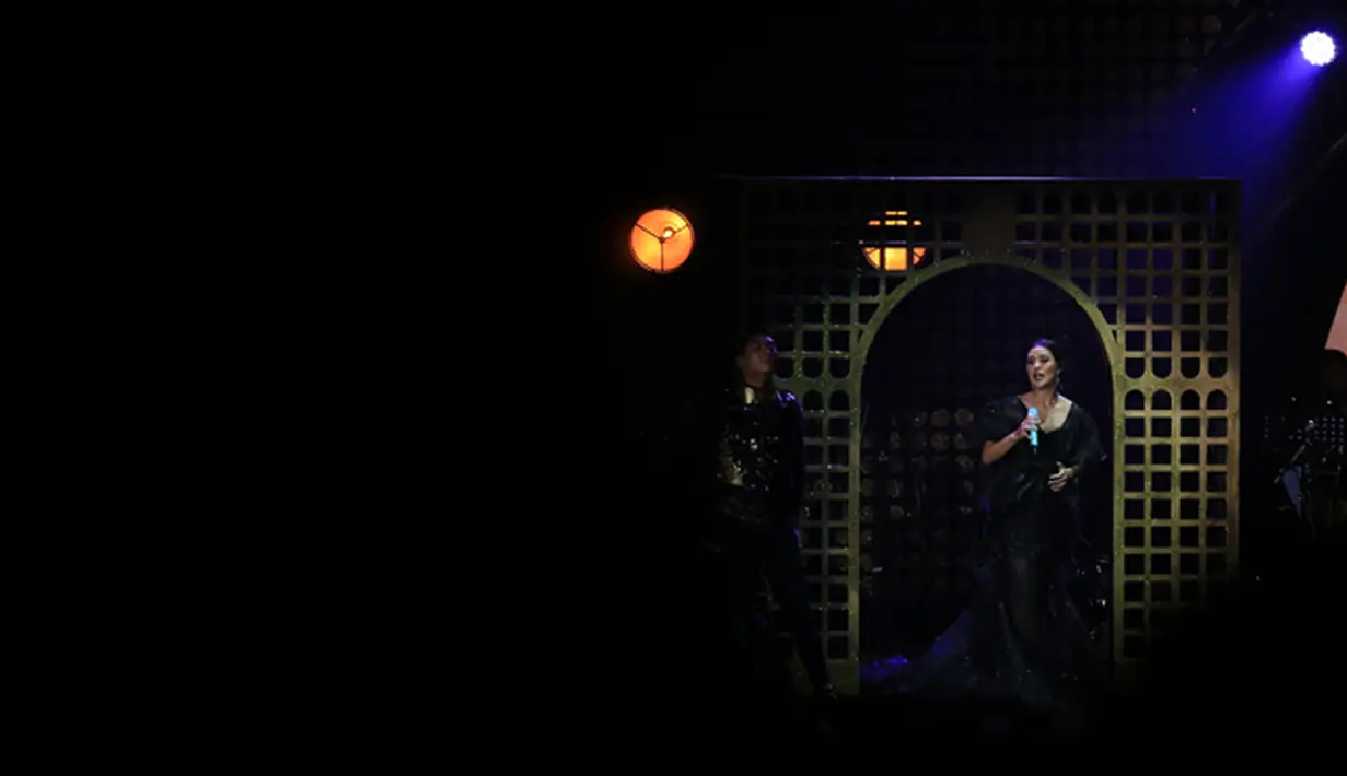 Keberadaan Hamish Daud yang duduk di bangku VIP saat konser Ayat-Ayat Cinta di Jakarta Convention Center (JCC), Senayan, Rabu (20/12/2017) tentunya menjadi sorotan penonton. (Deki Prayoga/Bintang.com)