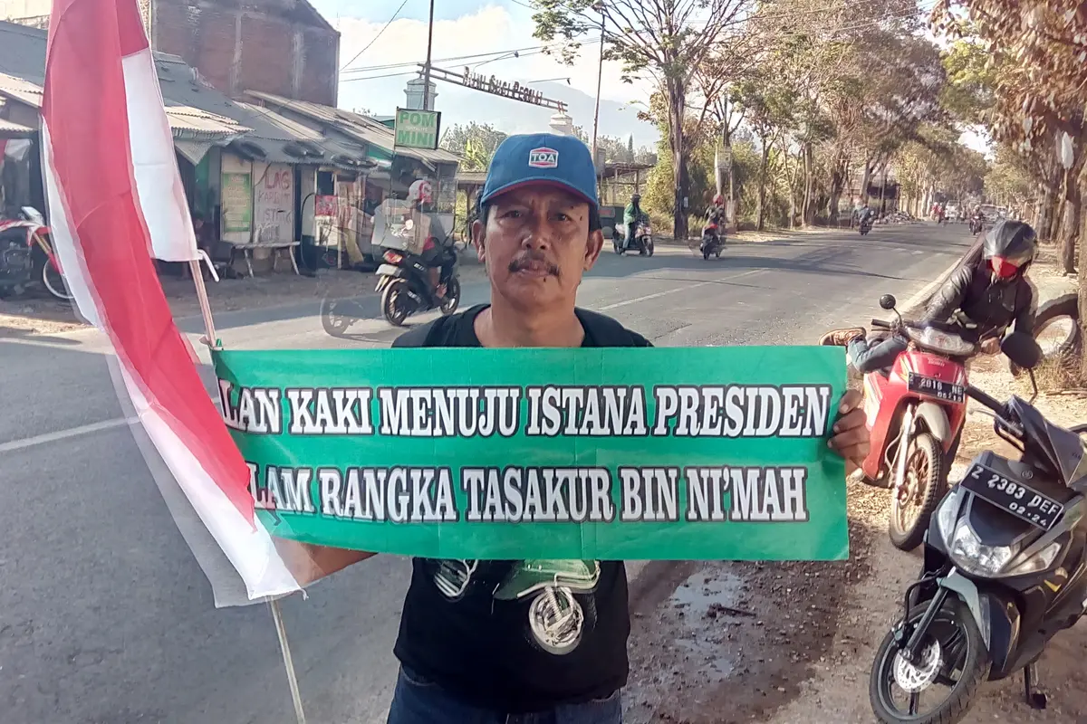 Dengan membawa sebuah tulisan Tasakur Bin Ni'mah, Undang nampak bersemangat melakukan perjalanan panjang dengan jalan menuju istana menemui Presiden Jokowi