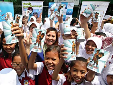 Anak-anak SD menunjukkan celengan dalam Program Petualangan Agen Penny, Cililitan, Jakarta, Selasa (10/11/2015). Program tersebut bertujuan untuk meningkatkan literasi keuangan bagi anak-anak usia Sekolah Dasar. (Liputan6.com/Immanuel Antonius)