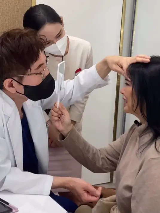 Sebelum operasi, dokter melakukan cek kesehatan untuk memastikan sang pasien siap. [Instagram/titidj]