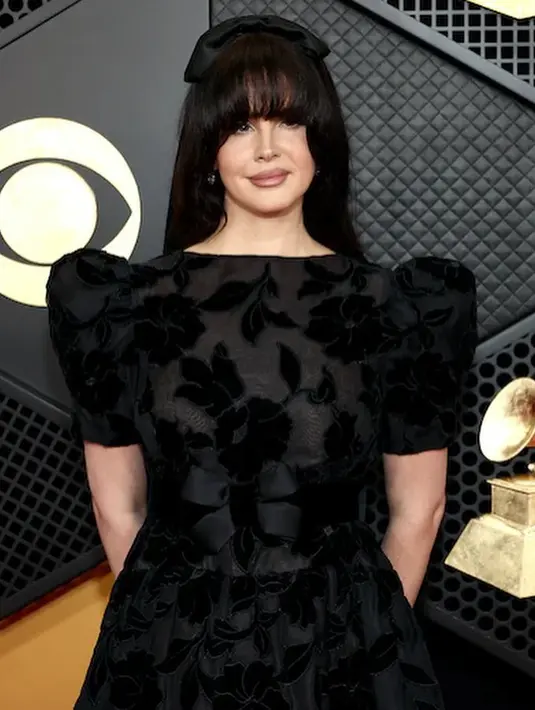 Sepanjang tahun 2023, tren coquette dengan warna-warna pastel mendominasi. Tidak ada salahnya kamu bergaya ala “Gothic Coquette” dengan menambahkan pita hitam pada rambut hitam legam kamu seperti penampilan Lana Del Rey ini. [@delreyspain]