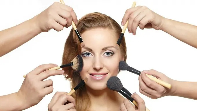 Melakukan retouch makeup dengan benar