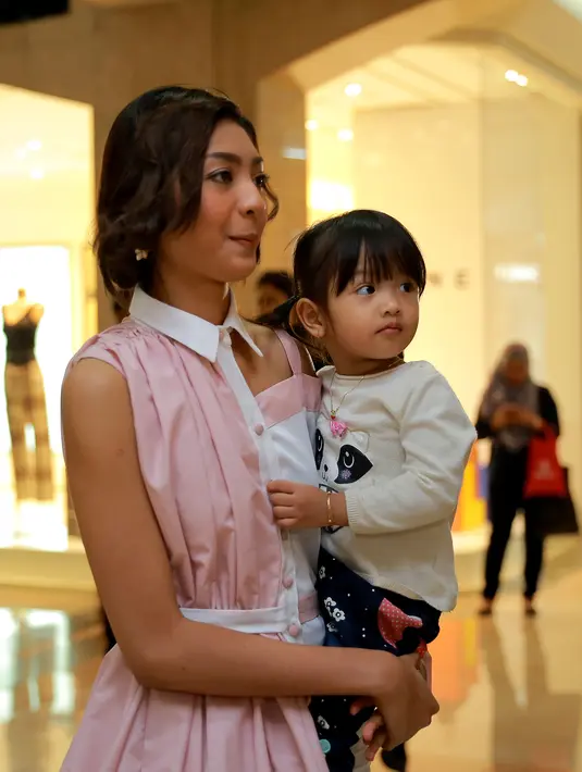 Saat ditemui di kawasan Senayan, Jumat (29/4/2016) ia tengah bermain bersama anaknya. Ia menemani istri Liza Elly yang sedang fashion show. (Adrian Putra/Bintang.com)