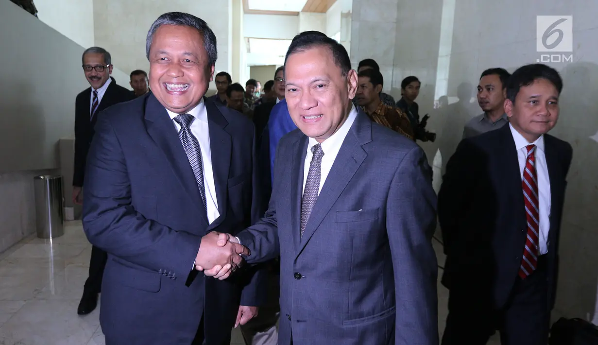 Gubernur BI Perry Warjiyo bersalaman dengan mantan gubernur BI Agus Martowardojo usai disahkan oleh DPR, Jakarta, Selasa (3/4). Perry Warjiyo resmi menggantikan Agus Martowardojo yang akan menyelesaikan masa baktinya Mei 2018. (Liputan6.com/JohanTallo)