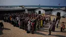 Para siswa menghadiri upacara pagi di sebuah sekolah yang didirikan di pantai di Khan Younis, bagian selatan Jalur Gaza, pada Rabu 12 November 2025. Menyusul kesepatan gencatan senjata yang berlaku antara Isreal dan Hamas sejak 10 Oktober 2025, sebagian pelajar di Gaza telah kembali ke sekolah secara bertahap. (AP Photo/Abdel Kareem Hana)