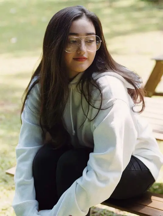 Menggunakan hoodie putih serta celana jeans, penampilan Ranty Maria dengan kacamata frame cukup besar ini juga jadi sorotan. Pasalnya, penampilan wanita kelahiran 26 April 1999 ini terlihat cukup klasik namun tetap stylish.(Liputan6.com/IG/@rantymaria)