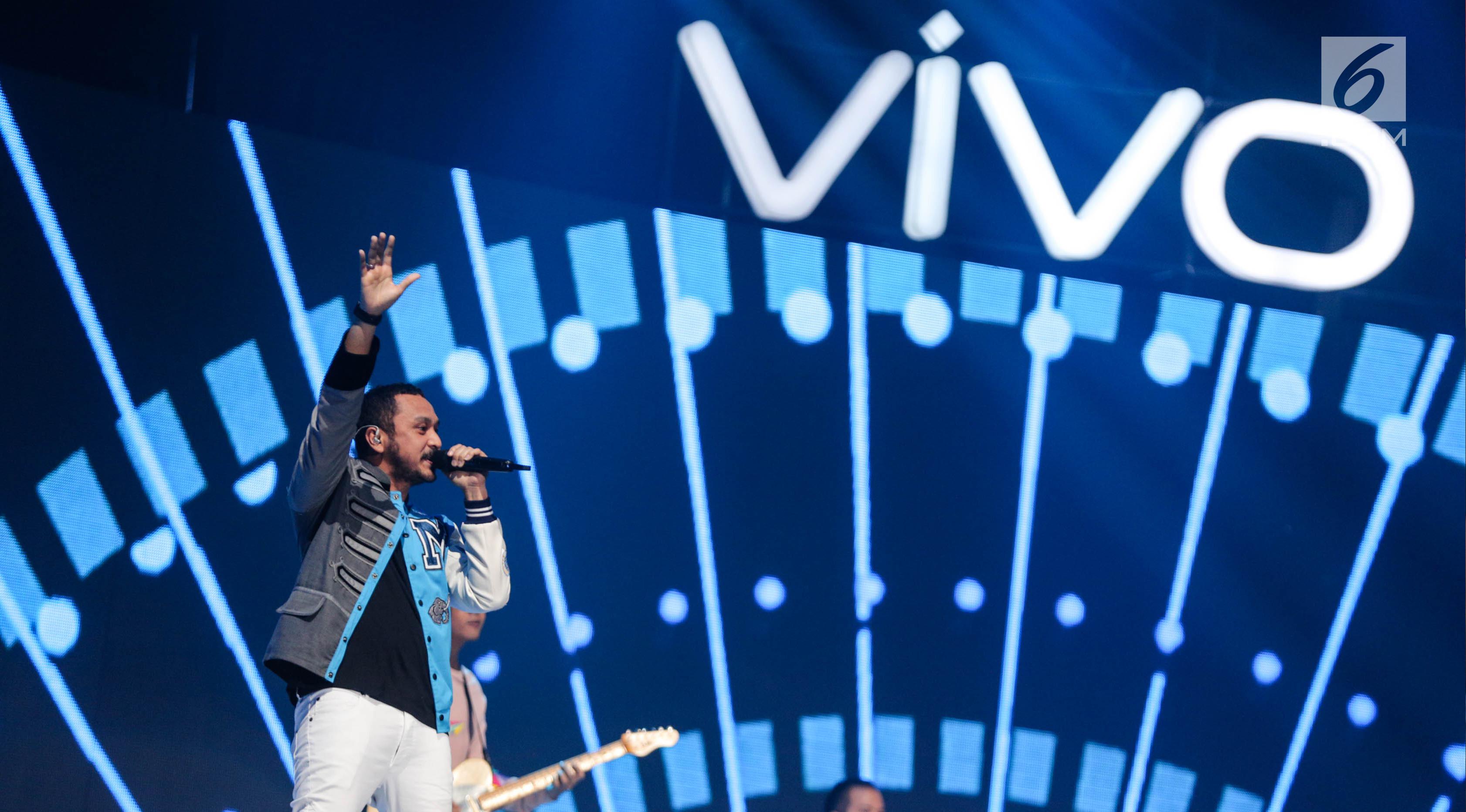 Aksi panggung vokalis Nidji, Giring dalam acara peluncuran Vivo V7 Plus di JIExpo Kemayoran, Jakarta, Kamis (28/9). Acara yang dikemas dalam konsep pagelaran musik dan drama musikal itu didukung sederet artis ternama Indonesia (Liputan6.com/Faizal Fanani)