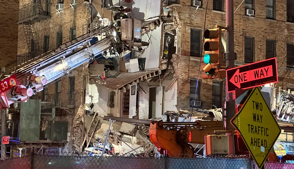Peristiwa itu terjadi di sudut enam lantai sebuah gedung apartemen di Bronx. Melansir Associated Press, tidak ada laporan korban luka hingga sore hari. (AP Photo/Joseph B. Frederick)