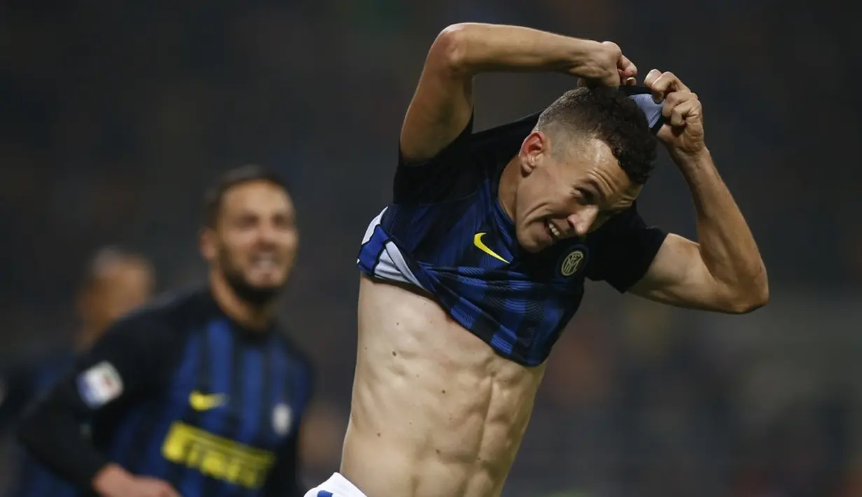 Ekspresi pemain Inter Milan, Ivan Perisic, setelah mencetak gol penyama kedudukan di menit ke-90 ke gawang AC Milan pada laga pekan ke-13 Serie A di Stadion San Siro, Minggu (20/19/2016). (AFP/Marco Bertorello)