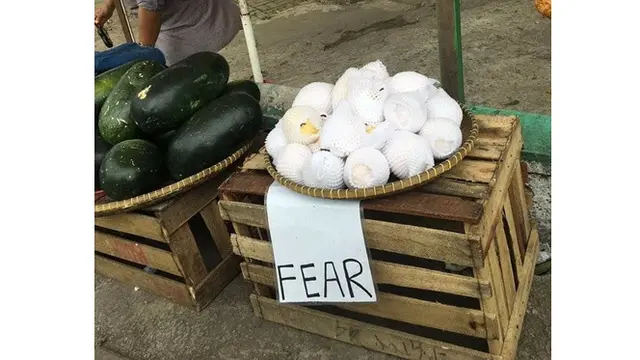 5 Papan Informasi Jualan Buah Ini Bikin Geleng Kepala