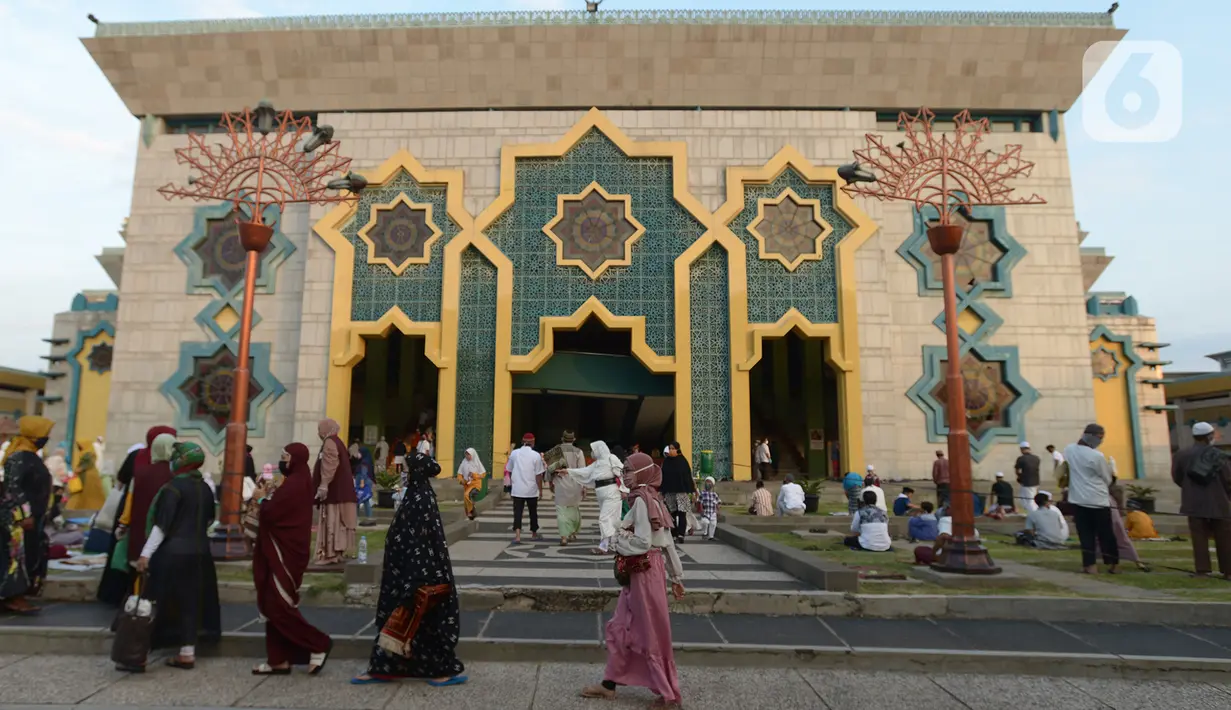 Jemaah bubar usai melaksanakan salat Idul Adha 1441 H di Masjid Raya Jakarta Islamic Centre, Jumat (31/7/2020). Di tengah pandemi COVID-19, jemaah diwajibkan memakai masker dan mengatur jarak salat serta mematuhi protokol kesehatan. (merdeka.com/Imam Buhori)