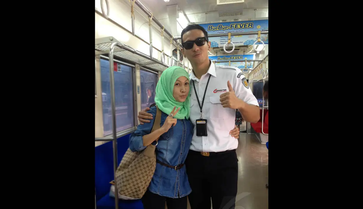 Kabarnya, banyak kaum hawa yang tergila-gila dengan Yudi Ramdhan memilih untuk naik KRL, hanya untuk bertemu si petugas KRL ganteng, Jakarta, (8/10/14). (Liputan6.com/Ibnu Anshari)  