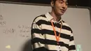 Penampilan soft boy ala Nam Joo Hyuk saat berakting dalam serial drama Start-Up sebagai Nam Do-san. Selain kabarnya akan menjalani wamil, aktor tersebut juga masih disibukkan dengan sejumlah proyek film. (Instagram/@skawngur)