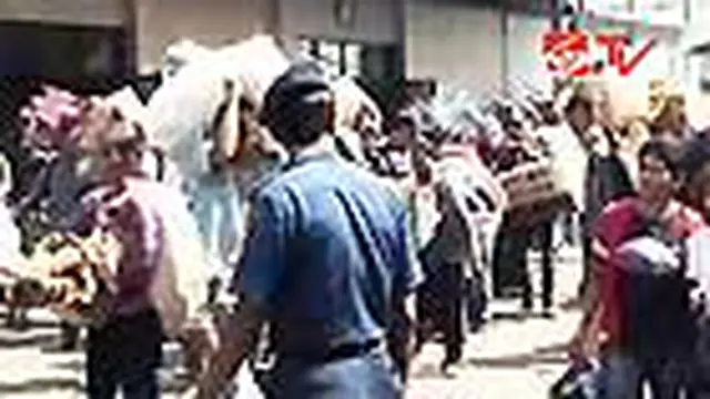 Calon Penumpang Saling Dorong dan Berdesakan