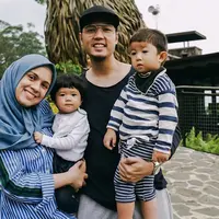 Kini Nycta Gina sudah dikaruniai oleh sepasang buah hati, yaitu Panutan Adya Semesta Trinycta dan Lembar Putih. Mereka kerap melakukan berbagai kegiatan seru di tengah kesibukannya. Momen cerianya kerap diabadikan oleh Nycta Gina di akun Instagram pribadinya. (Sumber: Liputan6.com/IG/@missnyctagina)