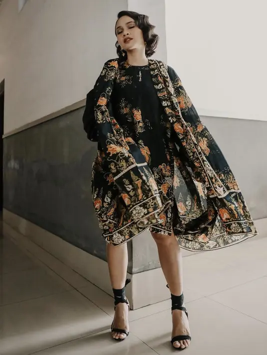 Andien tampil memesona mengenakan kain dari brand Happa yang memperkenalkan kultur Indonesia dan saat ini memiliki kain batik sendiri. Andien memilih mengenakan kain ini untuk outer dan inner. @Andienaisyah