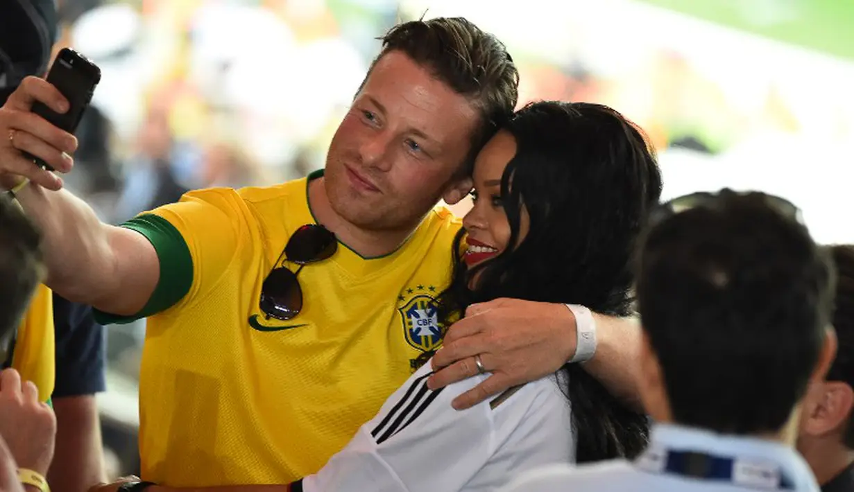 Chef  Jamie Oliver berpose selfie dengan penyanyi Umbrella ini setelah kemenangan Jerman dalam final Piala Dunia FIFA antara Jerman dan Argentina  di Stadion Maracana, Rio de Janeiro, (13/7/14), (AFP PHOTO / Gabriel Bouys).
