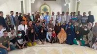 Sejumlah warga muslim di Pulau Mesa, Labuan Bajo, Nusa Tenggara Timur (NTT) menyambut kedatangan tim Dombet Dhuafa yang akan membagikan hewan kurban kepada warga. (Liputan6.com/Ady Anugrahadi)