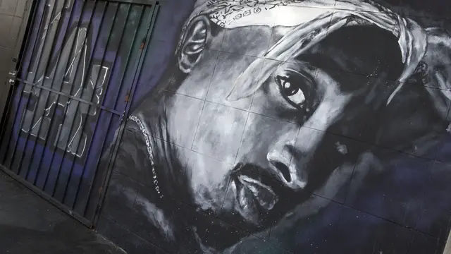 Grafiti bergambar Tupac Shakur di Los Angeles. (VALERIE MACON / AFP)