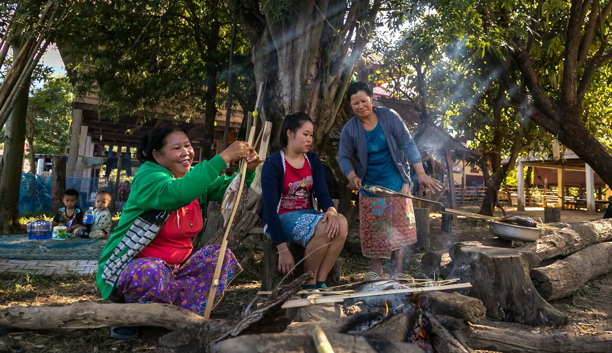 Penduduk desa memasak ikan bakar untuk makan siang di tepi Danau Nam Ngum di Provinsi Vientiane, Laos, 15 Desember 2020. Terletak di hilir Sungai Nam Ngum dan sekitar 80 km dari ibu kota, Danau Nam Ngum merupakan tempat dengan ratusan pulau kecil yang tersebar di dalamnya. (Xinhua/Kaikeo Saiyasane)