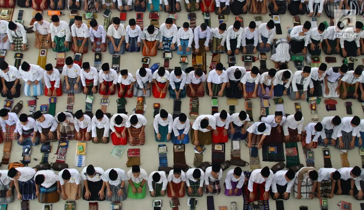 Santri melakukan salat berjamaah di Pesantren Tarbiyah Islamiyah Ar-Raudlatul Hasanah, Medan, Sumatera Utara (21/5). Kegiatan ini rutin dilakukan saat bulan suci Ramadan. (Liputan6.com/Reza Perdana)